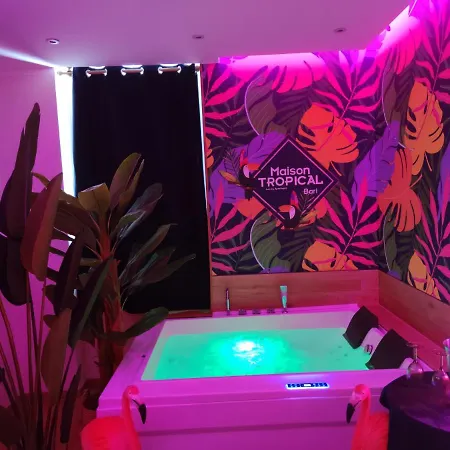 Suite Maison Tropical - Luxury Apartment Con Jacuzzi - Bari Centro Apartmán